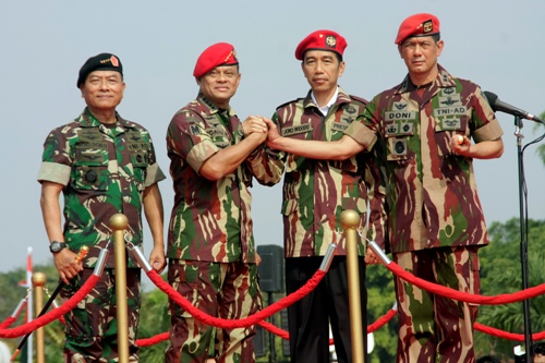 Melihat Gaya Jokowi Pakai Baret TNI